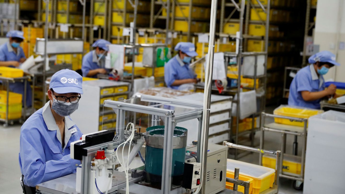 Trabajadores con mascarilla en una fábrica en China. (Reuters)