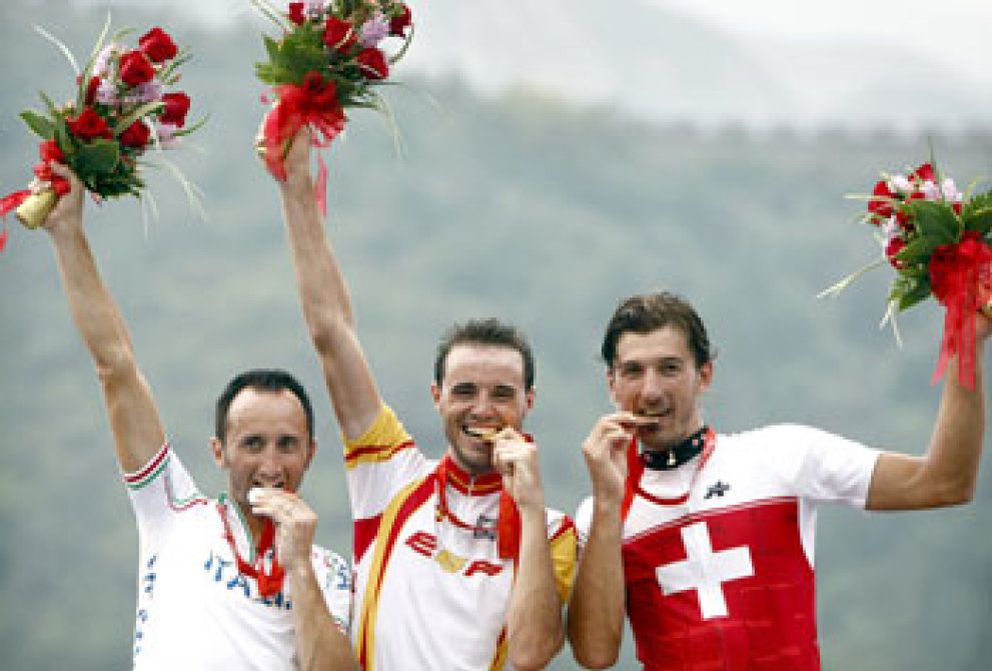 Foto: Samuel Sánchez gana al esprint el primer oro en Pekín para España