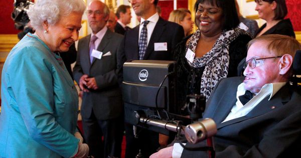 Foto: La reina Isabel de Inglaterra y Stephen Hawking en 2014. (Reuters)