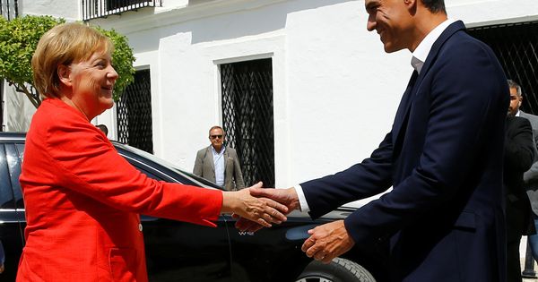 Foto: La canciller alemana, Angela Merkel, saluda al presidente del Gobierno, Pedro Sánchez, a su llegada a Sanlúcar de Barrameda (Cádiz). (Reuters)