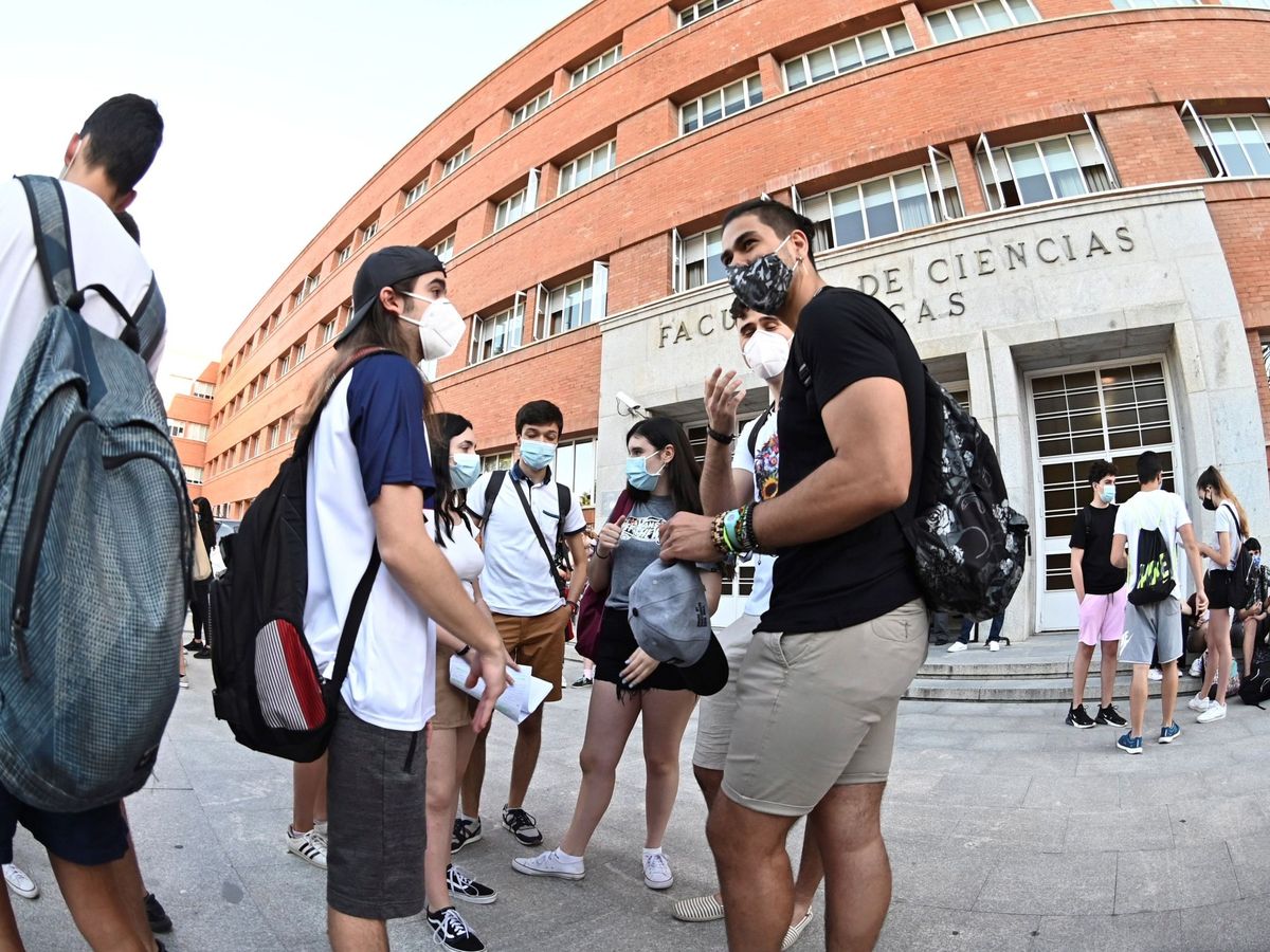 Foto: Varios estudiantes en la Facultad de Físicas de la Complutense en Madrid. (EFE)
