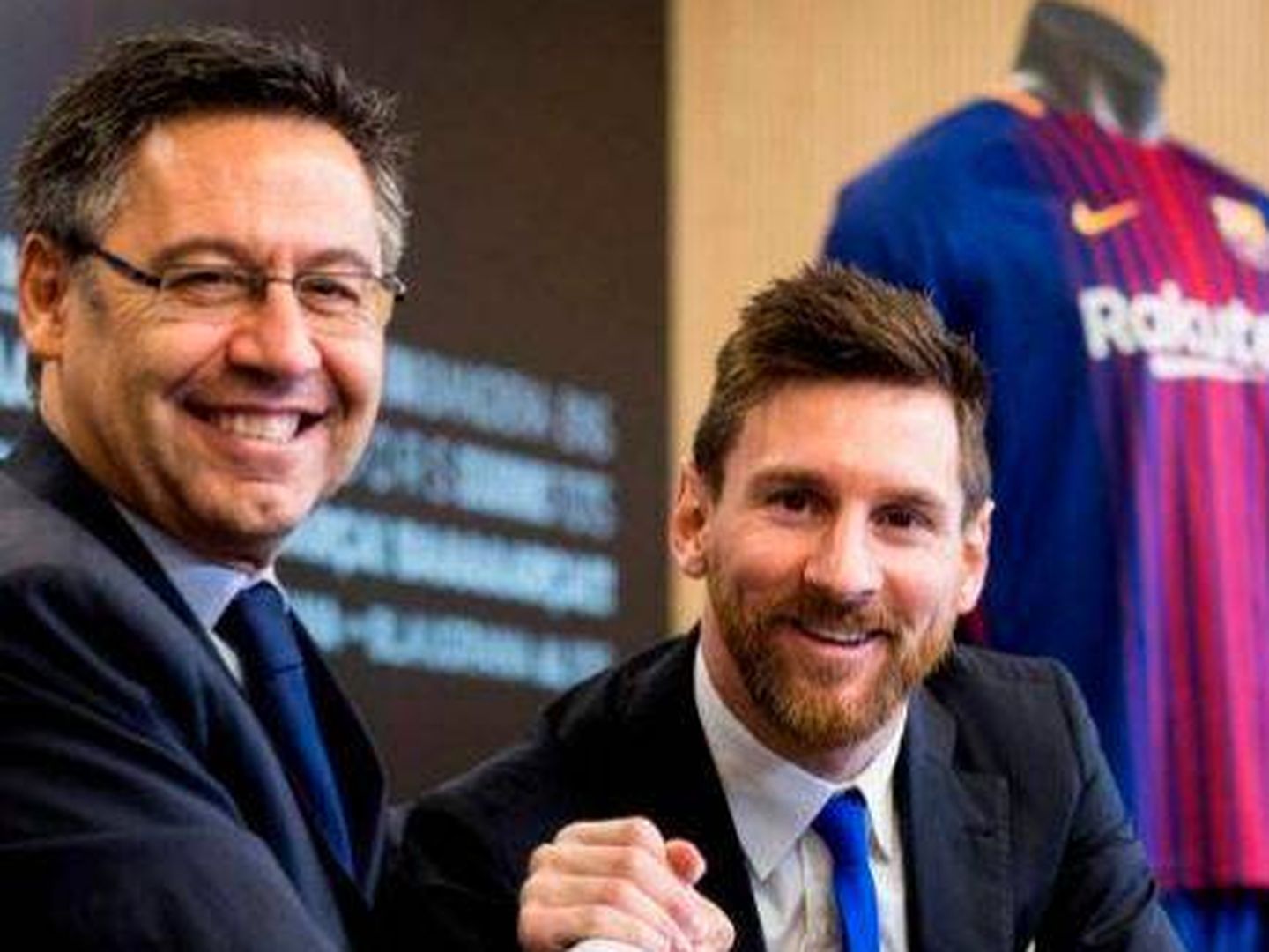 Josep Maria Bartomeu y Leo Messi, tras la última renovación del argentino con el Barça. (EFE)