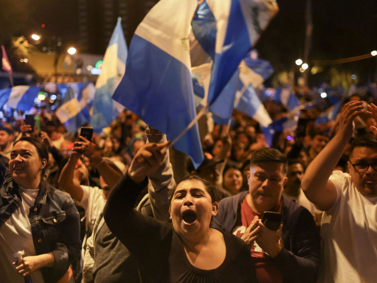 Foto: Guatemaltecos celebran la victoria de Bernardo Arévalo. (Reuters/Pilar Olivares)