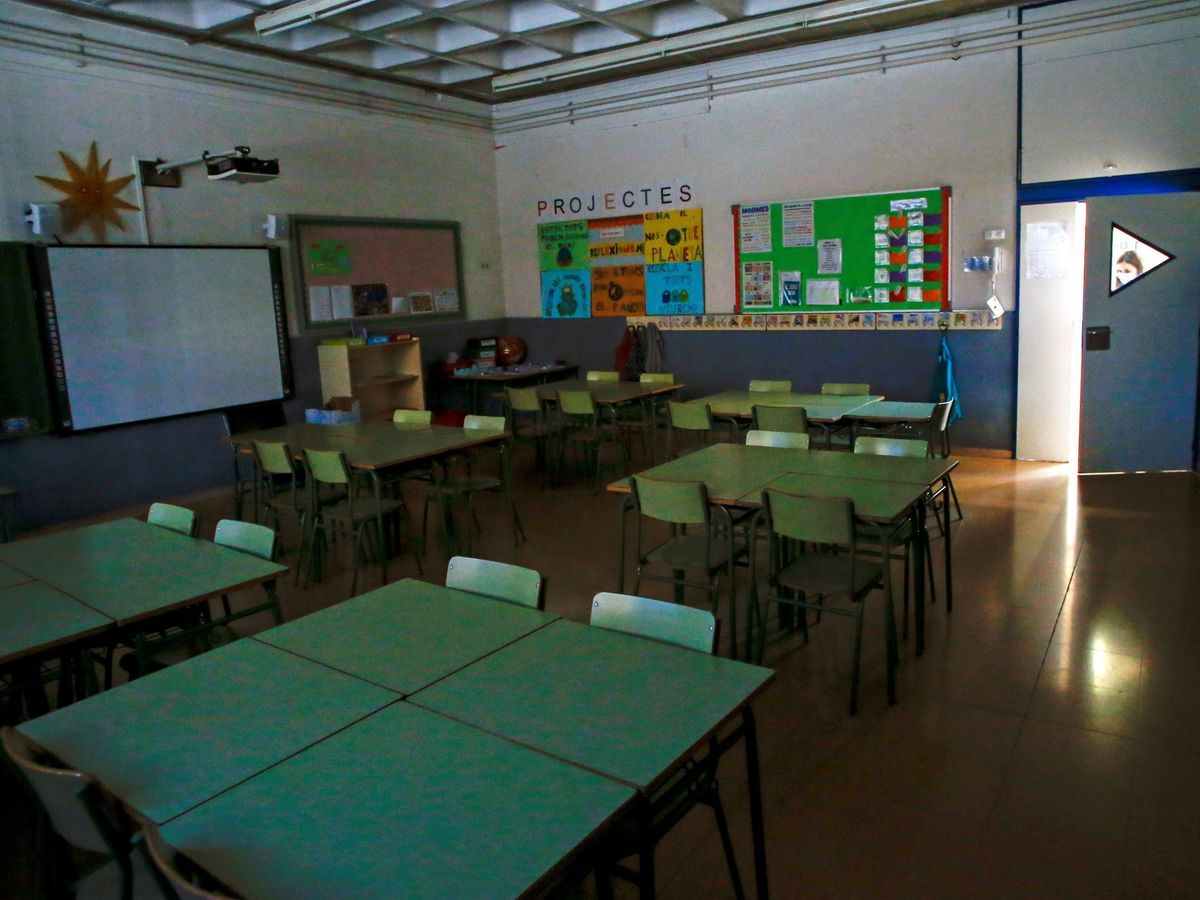 Foto: Vista de un aula vacía. (EFE/Quique García)