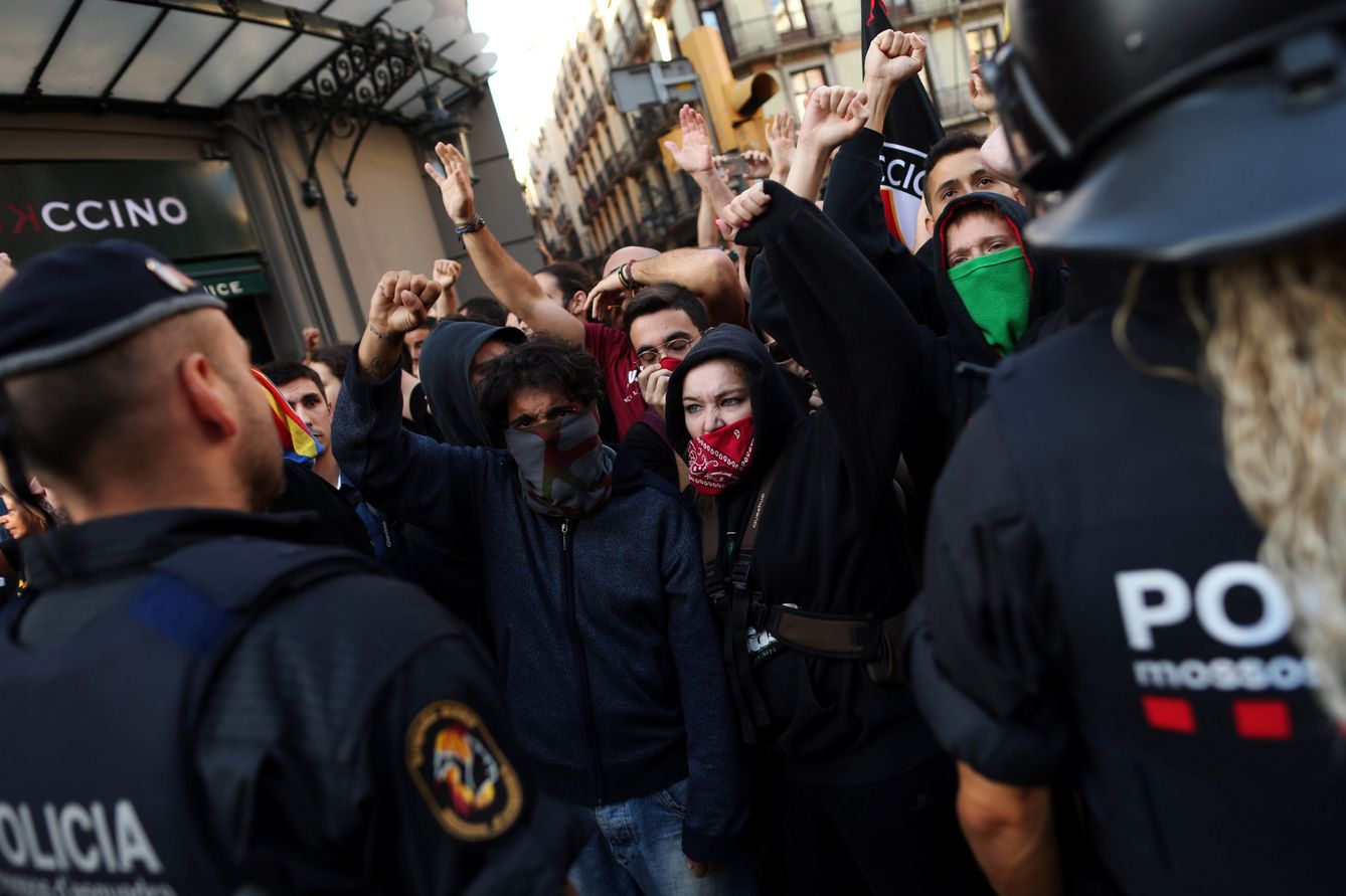 Radicales independentistas hacen frente a los Mossos d'Esquadra. (Reuters)