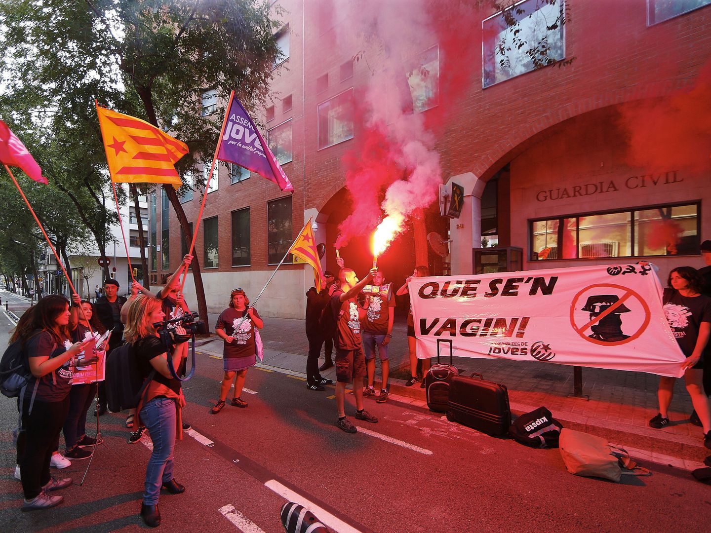 Jóvenes independentistas protestan ante un cuartel de la Guardia Civil en Cataluña. (EFE)