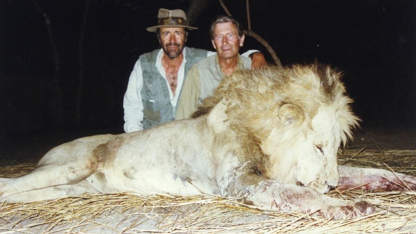 Kiko Muntadas tras dar caza a un león (Vanitatis)