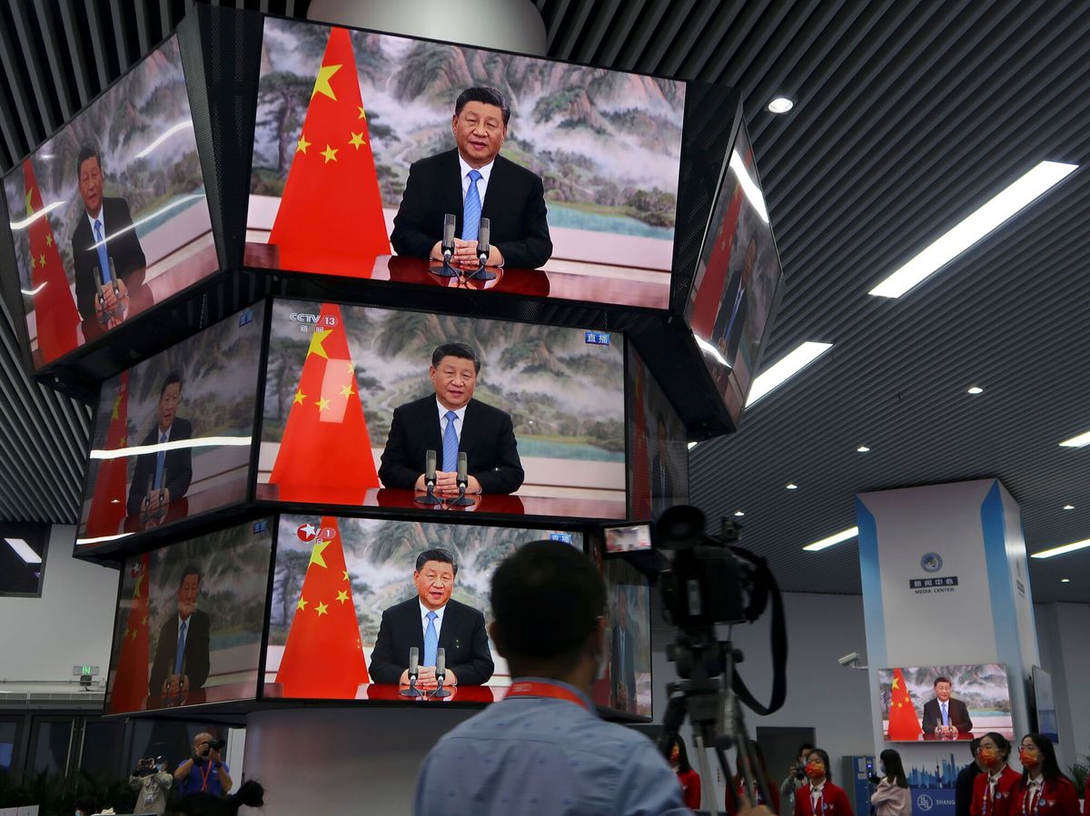 Foto: Trabajadores de Shanghái, atentos al discurso de Xi Jinping. (Reuters/Andrew Galbraith)