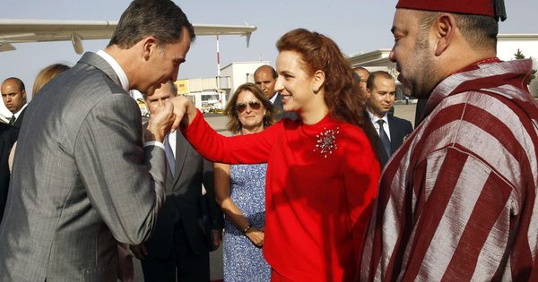 Foto: El Rey Felipe VI se despide del Rey Mohamed VI y su esposa, la Princesa Lala Salma, en el aeropuerto de Rabat. (EFE)
