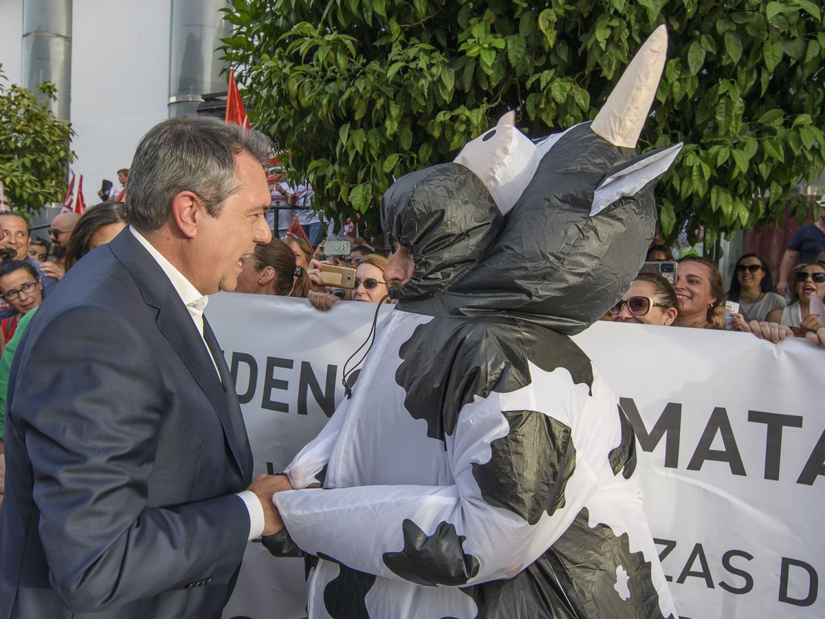Foto: Juan Espadas saluda a uno de los manifestantes que protestaron antes del debate electoral en Canal Sur. (EFE/Raúl Caro)