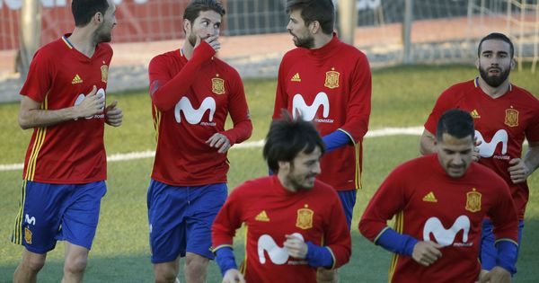 Foto: Busquets, Ramos y Piqué hablan en un entrenamiento. (EFE) 