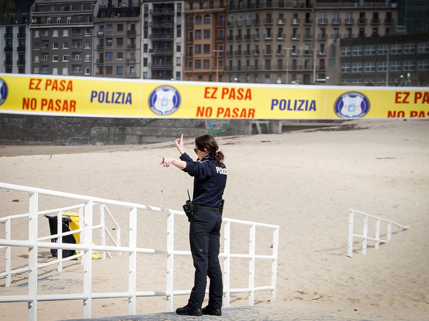 La Guardia Municipal de San Sebastián ha clausurado este domingo las tres playas de la ciudad. (EFE)