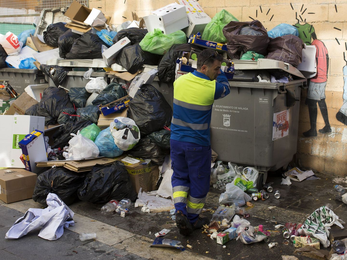 Fotografía de la huelga de la limpieza en Málaga de marzo de 2016. (EFE)