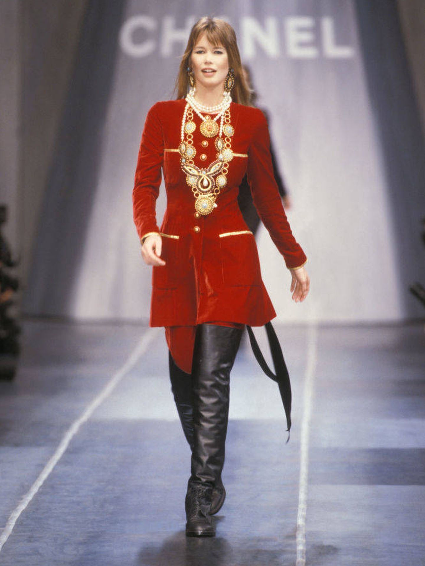 Claudia Schiffer, en un desfile de Chanel de los años 90. (Getty)