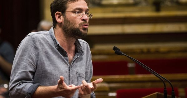 Foto: El exlíder de Podem Catalunya Albano Dante Fachin, durante un pleno del Parlament. (EFE) 