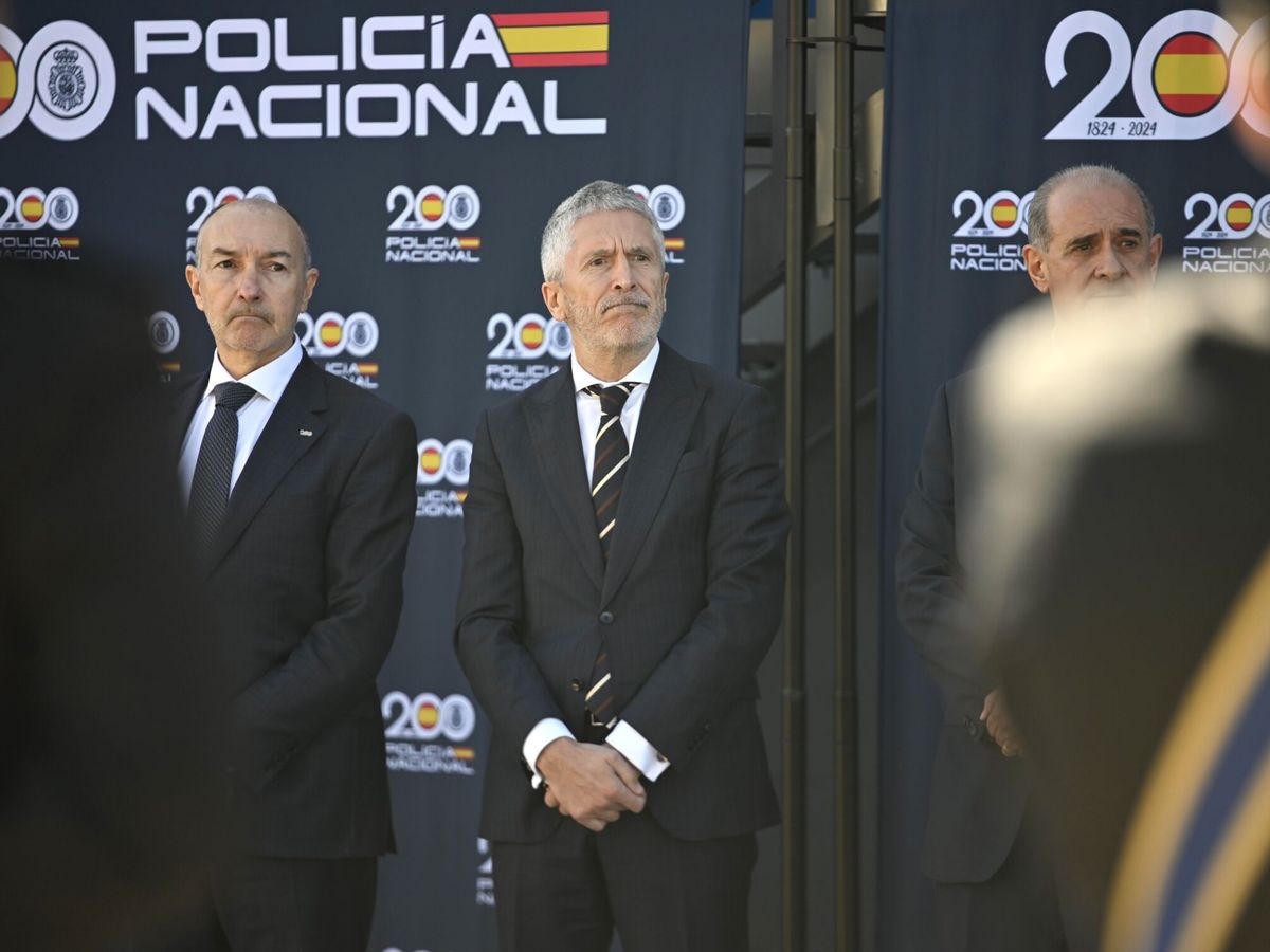 Foto: El ministro del Interior, Fernando Grande Marlaska (c), durante la inauguración de la comisaría de Policía Nacional en Calatayud, Zaragoza. (Europa Press/Marcos Cebrián)