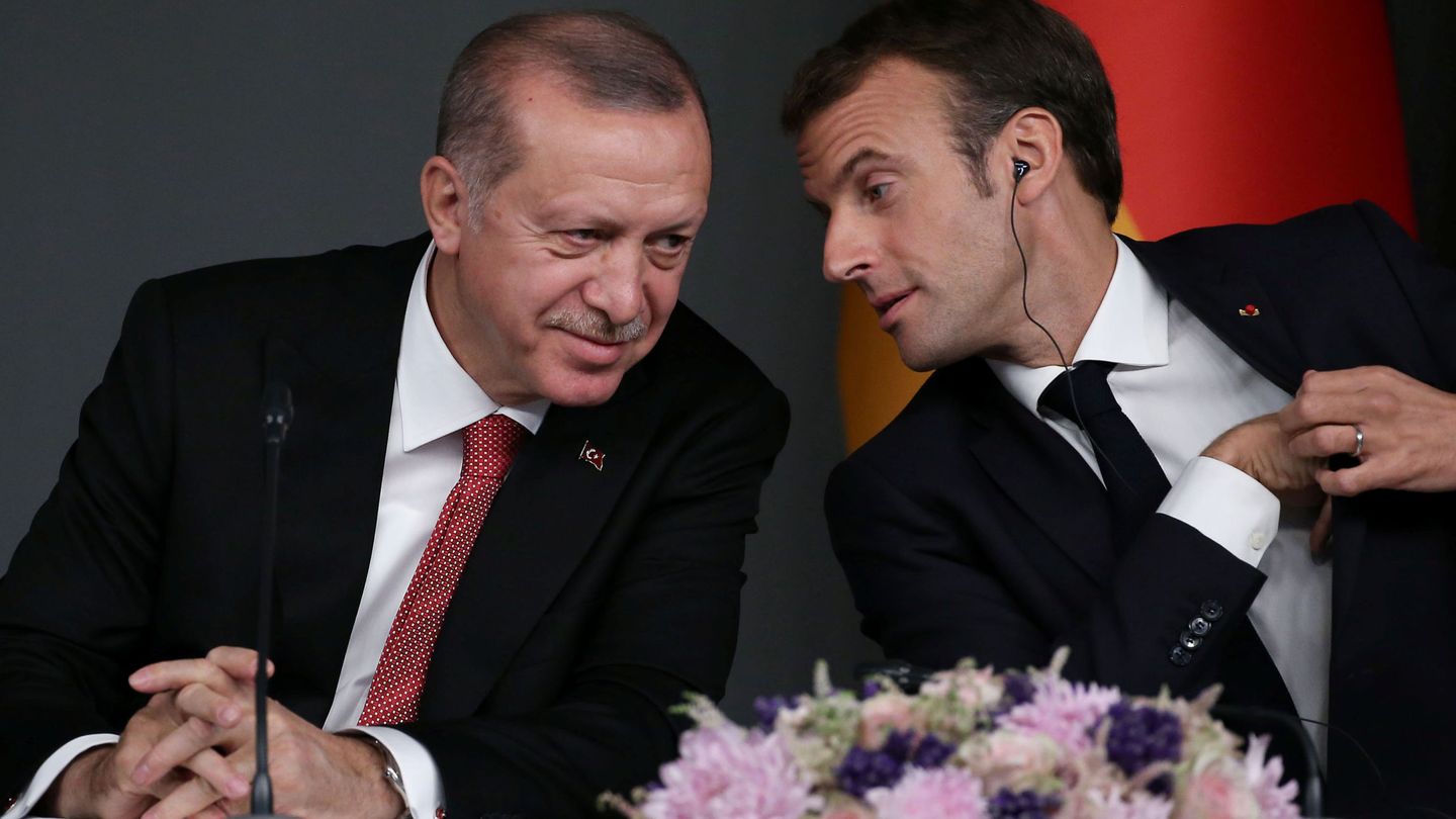 Macron charla con Erdogan durante una cumbre internacional. (Reuters)