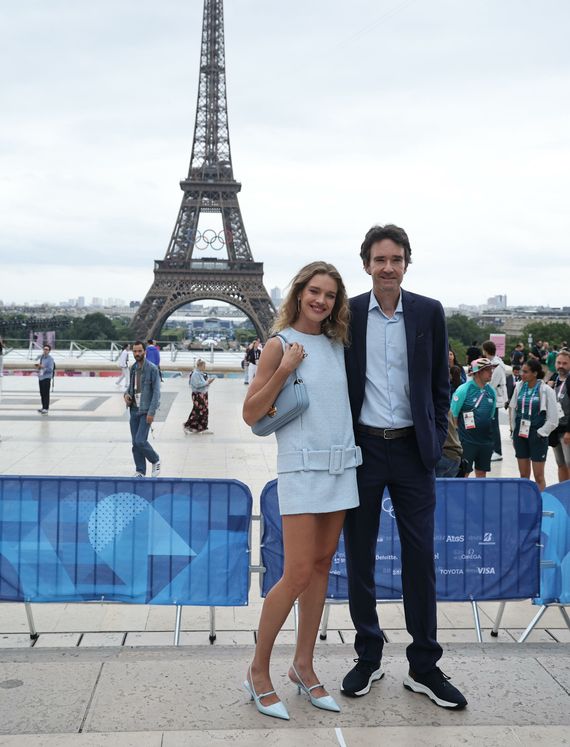 Paris (France), 26 07 2024.- French businessman Antoine Arnault (R) and his wife Natalia Vodianova (L) pose for a photo on the red carpet as they arrive for the Opening Ceremony of the Paris 2024 Olympic Games, in Paris, France, 26 July 2024. (Francia) EFE EPA CHRISTOPHE PETIT TESSON   POOL 