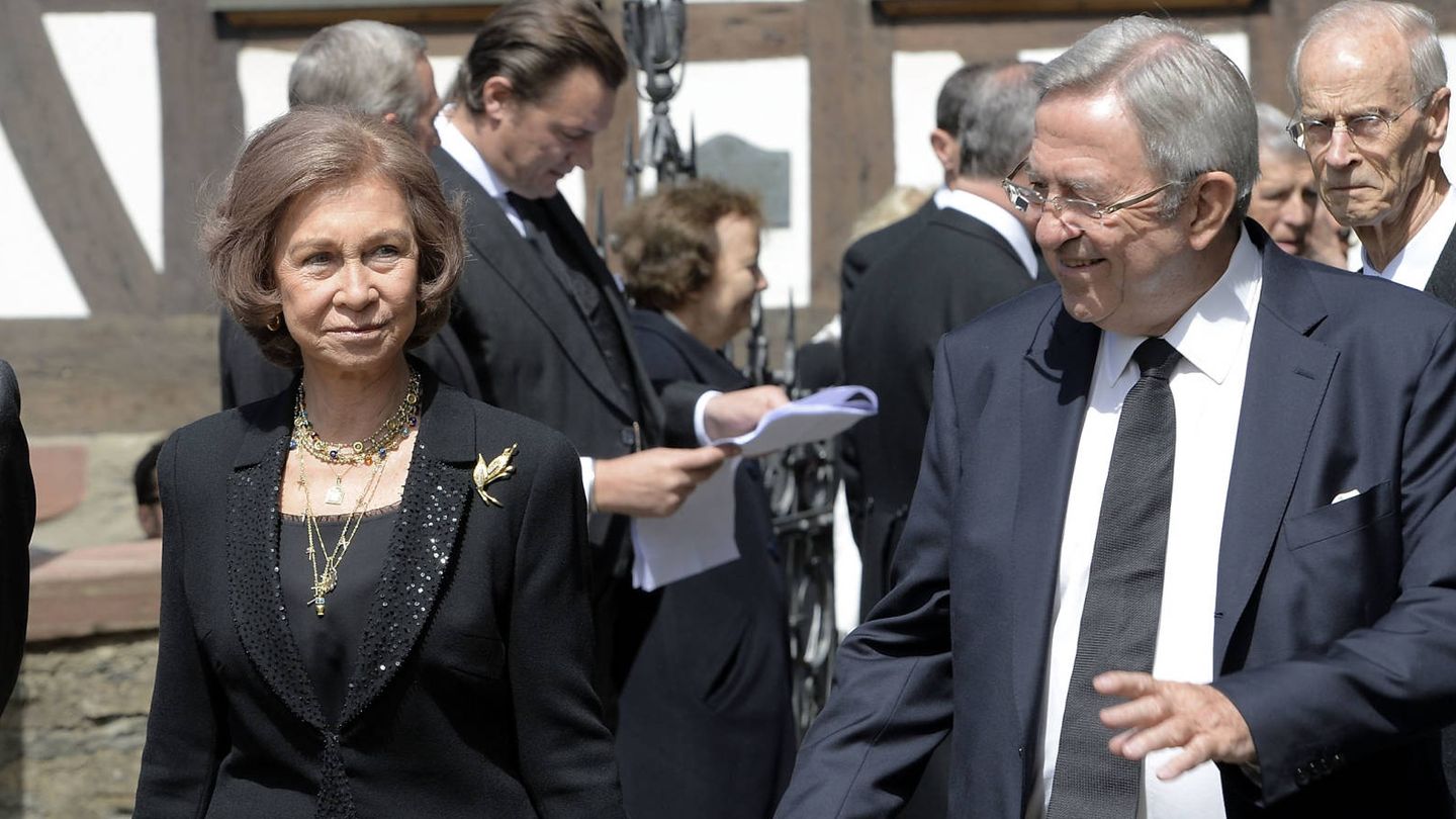 La reina Sofía y su hermano, el rey Constantino, en un funeral en 2013. (Getty)