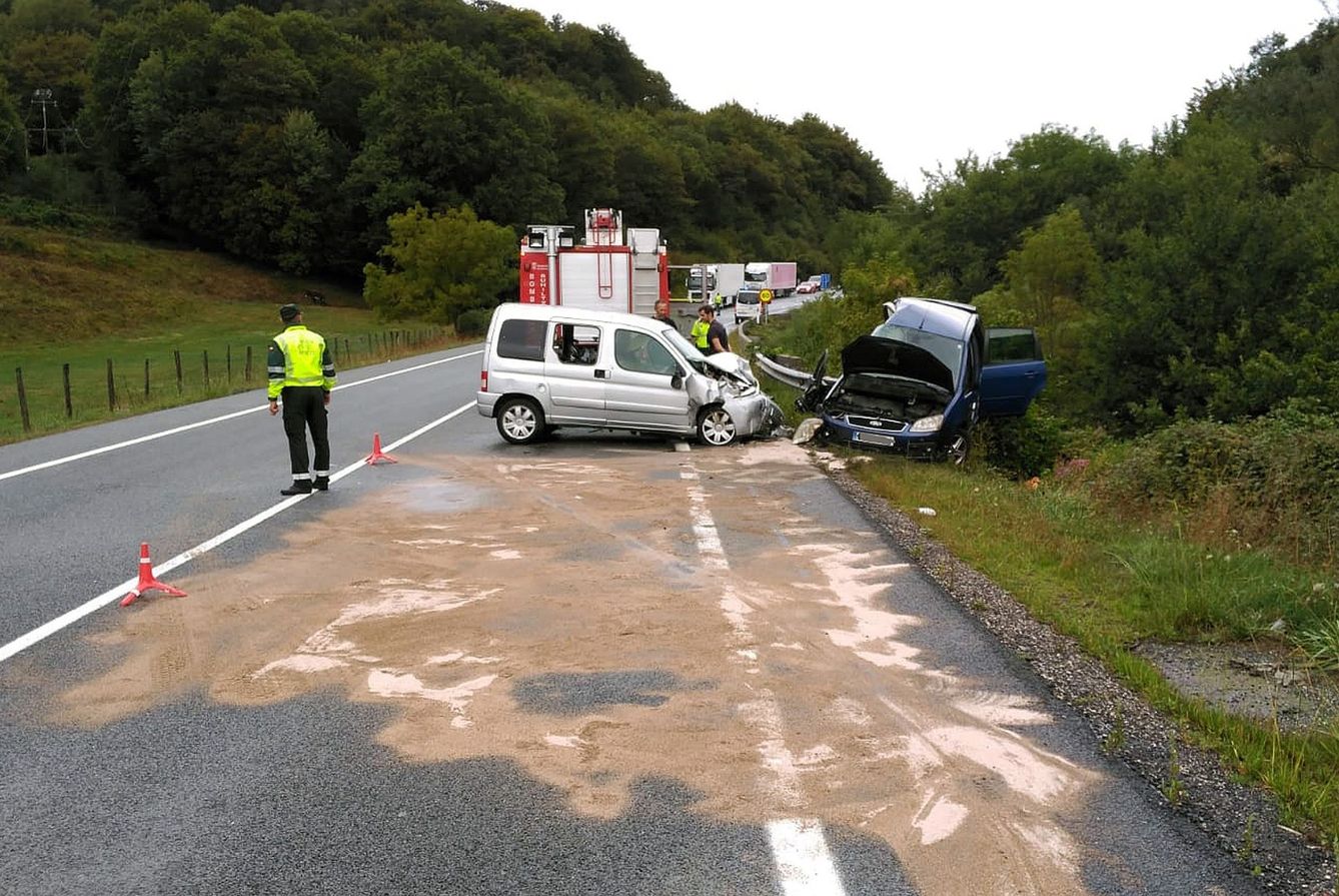 Agentes de la Guardia Civil, prestando servicio en un accidente en Arraitz (Navarra). (EFE)