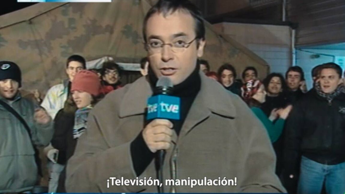 Alfredo Urdaci en una cobertura en directo en Muxia. (RTVE)