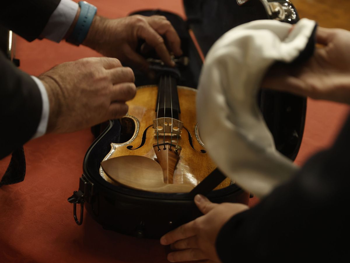 Foto: Un Stradivarius. expuesto en el Palacio Real de Madrid. (EFE/Emilio Naranjo)