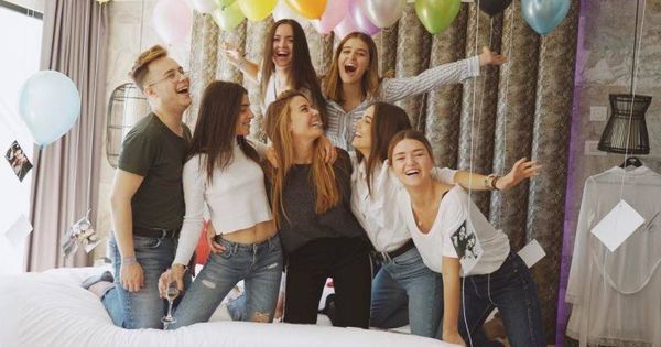 Foto: Laura Escanes y sus amigos en una imagen de Instagram. 