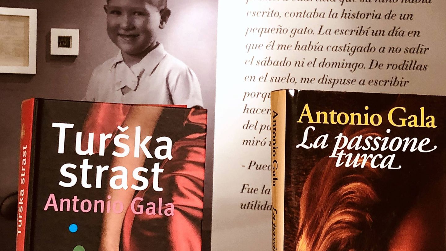 Antonio Gala, de niño, junto a varias traducciones de 'La pasión turca' (Agustín Rivera).