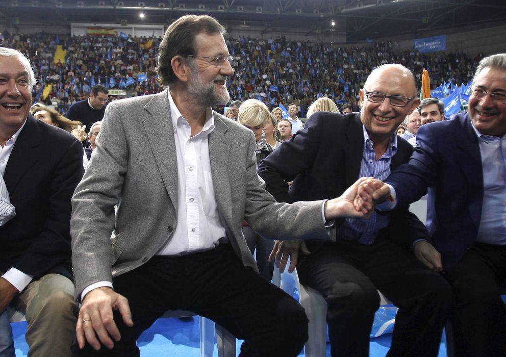 Foto: Rajoy saluda a Zoido en un mitin del PP andaluz. (EFE)