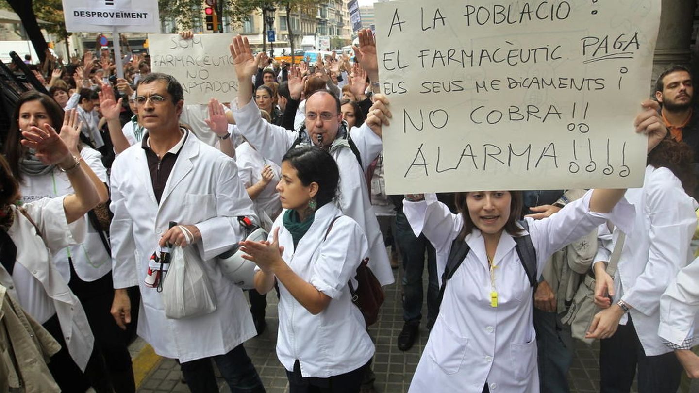 Los farmacéuticos catalanes protestan frente a la Generalitat. (EFE)