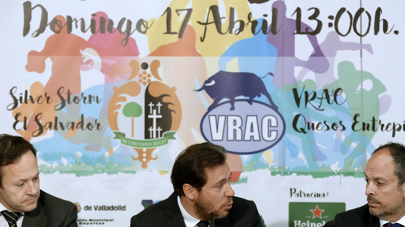 Foto: Óscar Puente, con los presidentes de los dos clubes (EFE/Nacho Gallego).