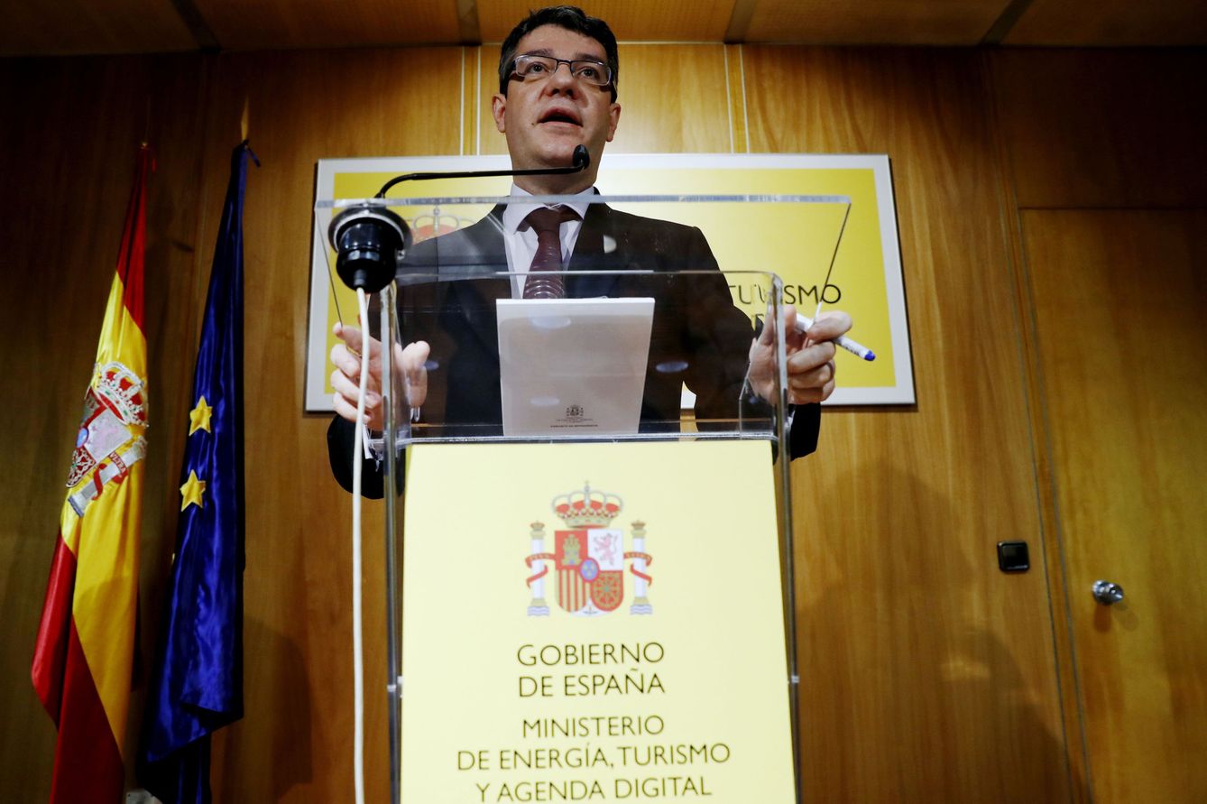 El ministro de Energía, Álvaro Nadal, durante una rueda de prensa en plena subida de la tarifa de la luz. (EFE)