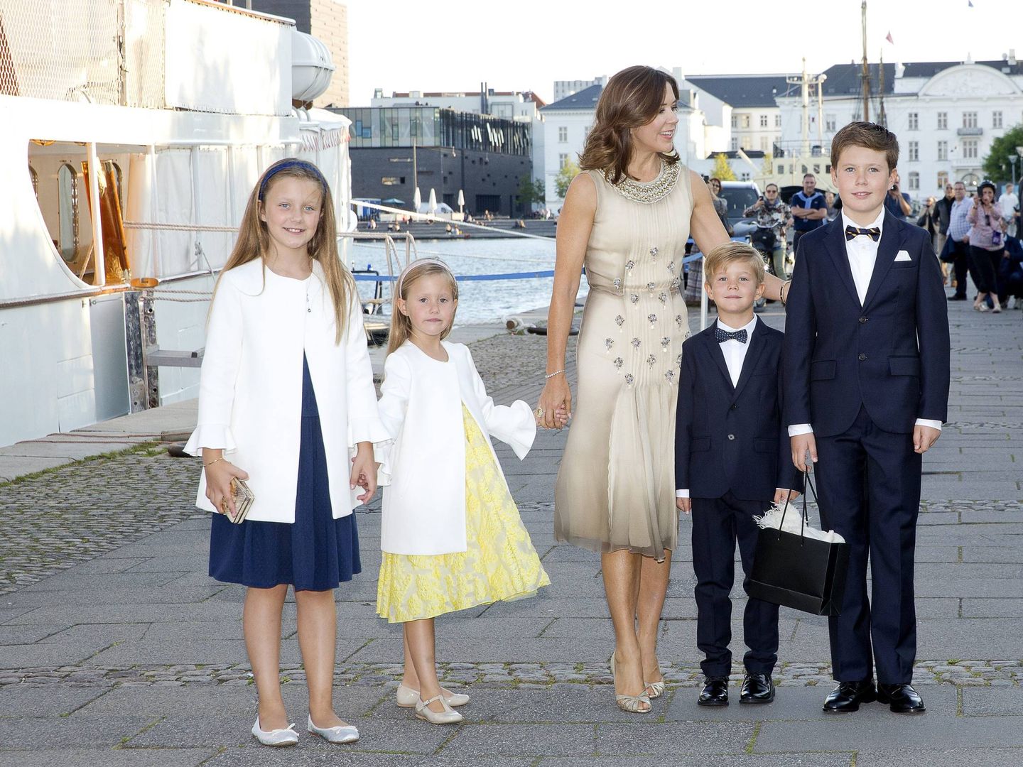 La princesa Mary con sus hijos, Isabella, Josephine, Vincent y Christian, antes de embarcar. (CP)