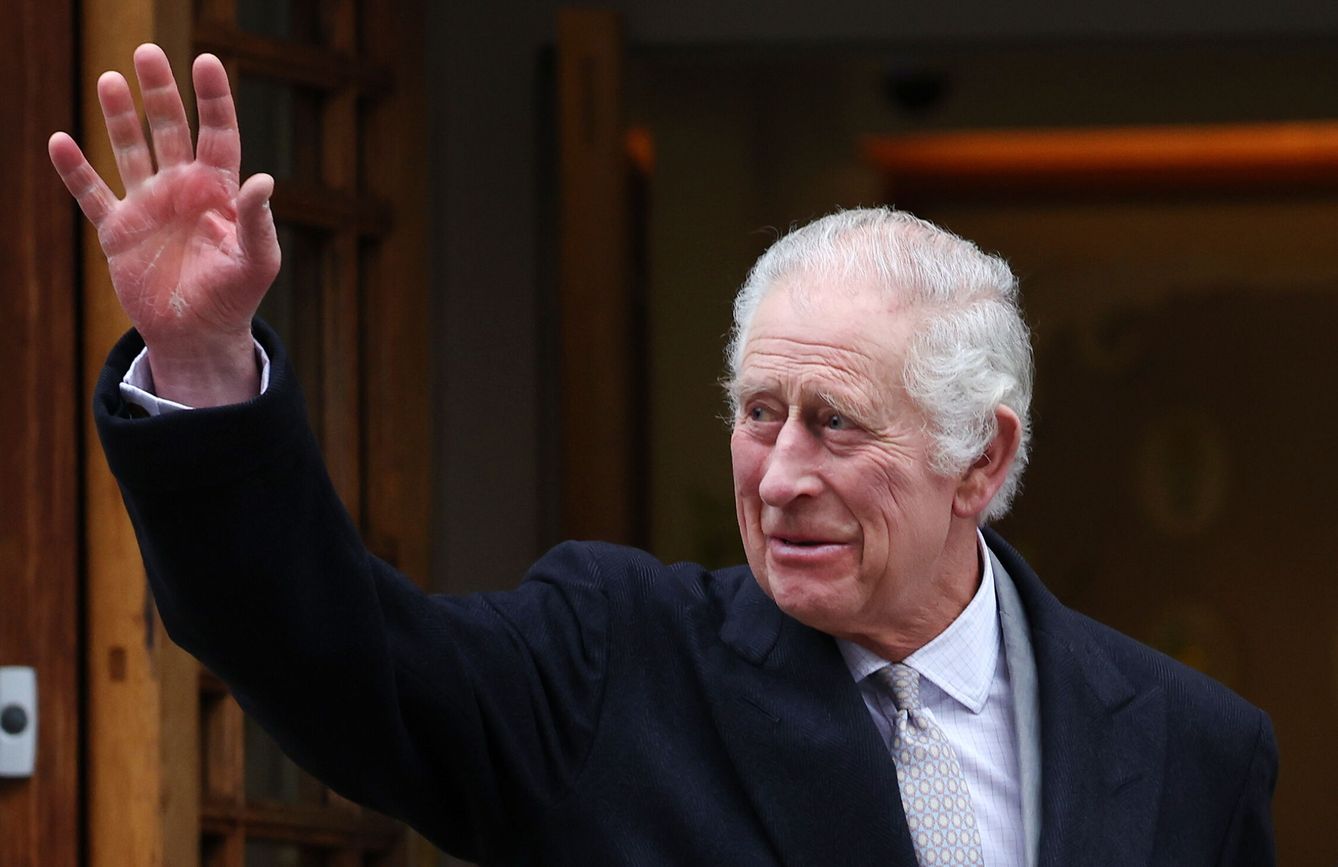 El rey Carlos III sale de la clínica de Londres. (EFE)
