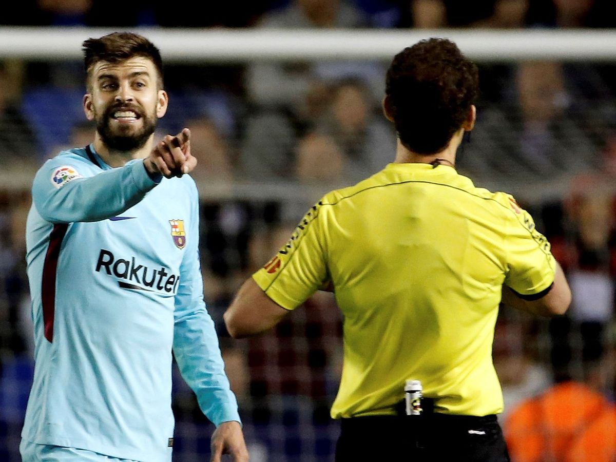 Foto: Gerard Piqué se dirige a un árbitro en un encuentro con el Barça. (EFE/Juan Carlos Cárdenas)
