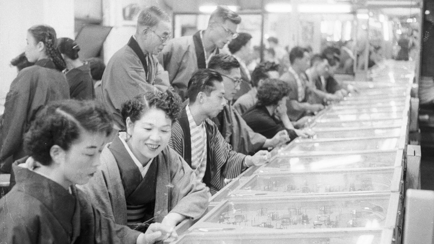 Máquinas de pinball en una sala de recreativos de Japón en torno a 1955. (Getty/Three Lions/Orlando)
