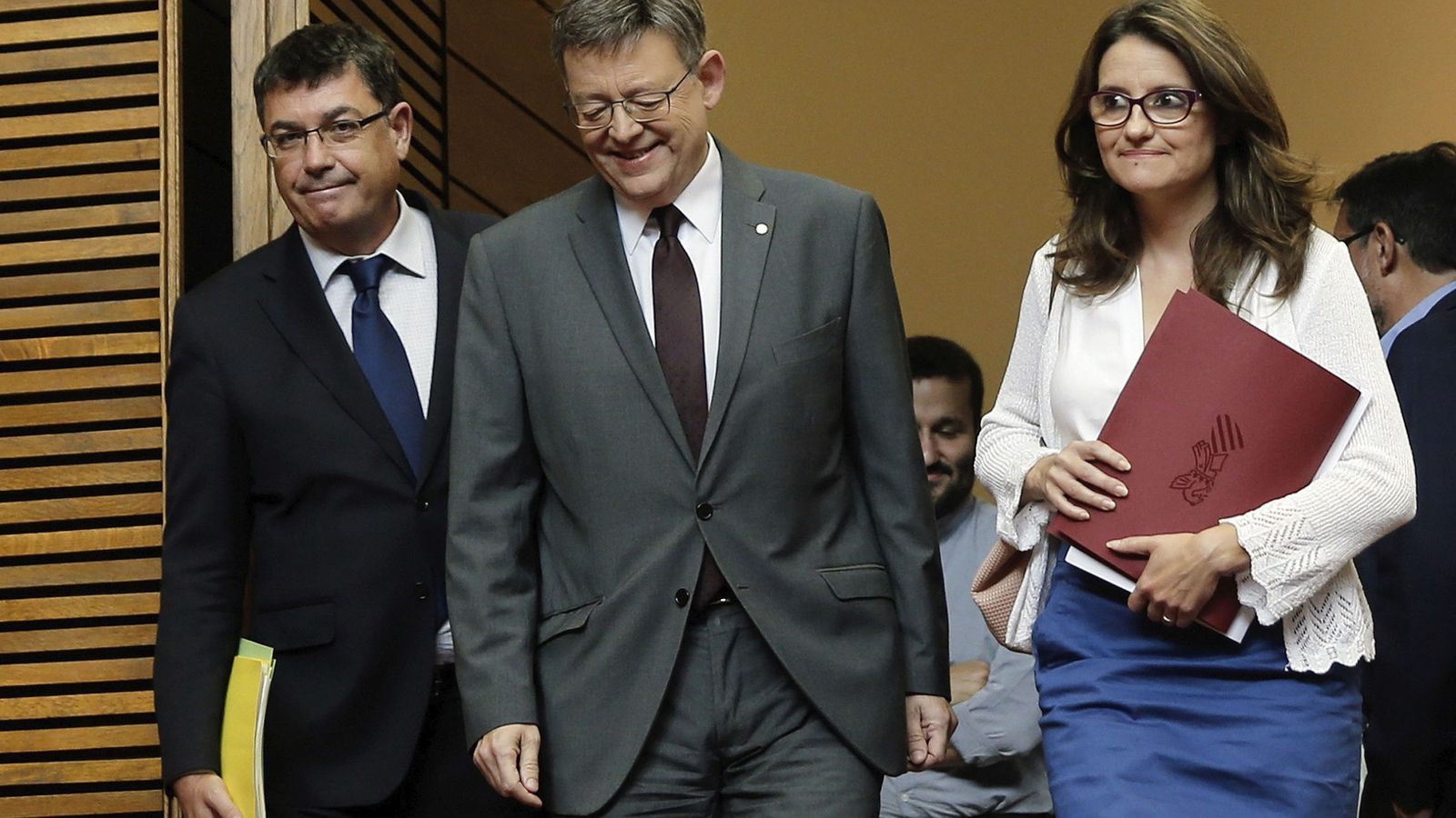 Foto: Ximo Puig (c) y Oltra, con el presidente de las Cortes, Enric Morera. (Efe)