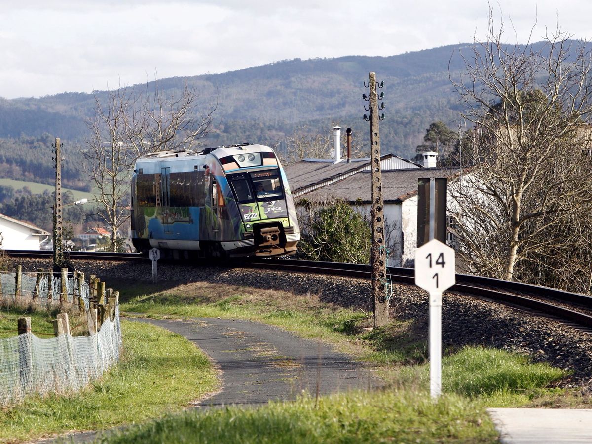 Foto: Un tren de Feve, en la zona de Galicia. (EFE)