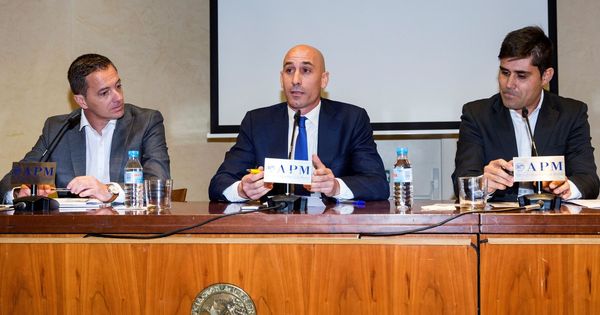 Foto: Jesús Alberto Díaz Peramos, Luis Rubiales y David Aganzo, durante una rueda de prensa. (EFE)