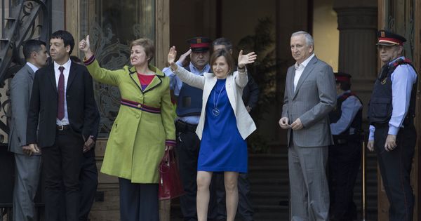 Foto: La presidenta del Parlament, Carme Forcadell (d), y la secretaria de la Mesa Anna Simó (i), saludan a los simpatizantes que se han congregado en la puerta este lunes. (EFE)
