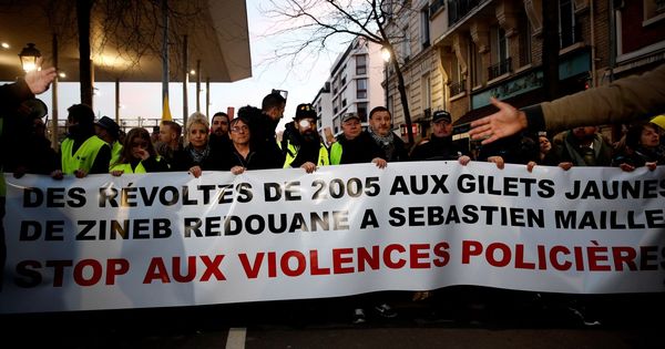 Foto: Los "Gilets Jaunes" (chalecos amarillos), protestan contra la violencia policial este miércoles en Argenteuil, al norte de París. (EFE)