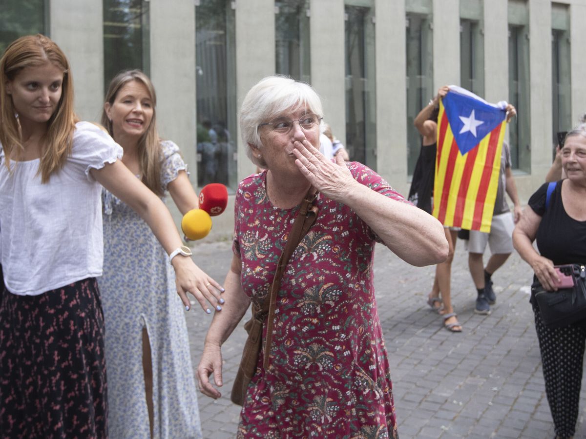 Foto: La eurodiputada de JxCAT Clara Ponsatí a su salida de la Ciudad de la Justicia de Barcelona. (EFE/Marta Pérez)
