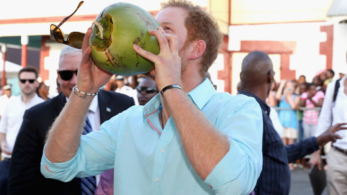 El príncipe Harry bebiendo agua de coco en una viaje al Caribe en 2016. (Getty)
