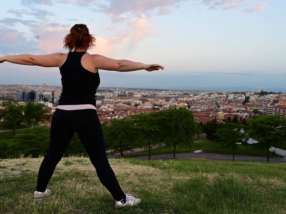 Foto: Una mujer realiza ejercicios en Madrid. (EFE)