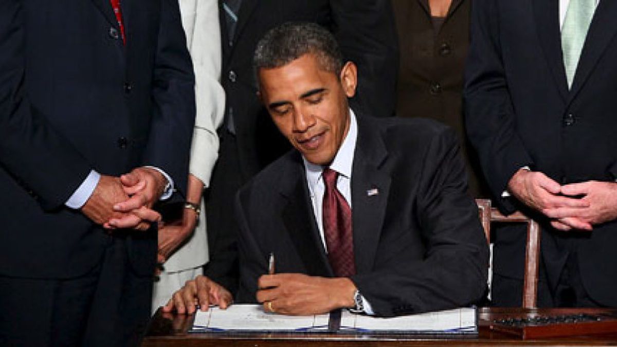 Obama firma por fin la ley de la reforma del sistema financiero de EEUU