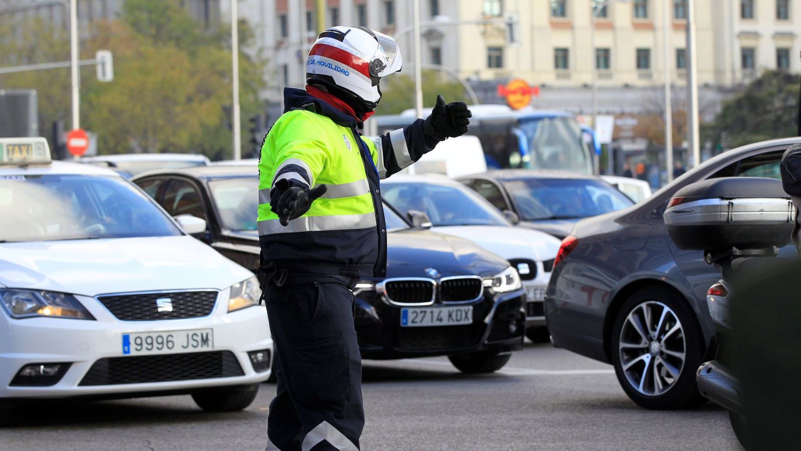 Foto: Un policía controla el tráfico en Madrid Central. (EFE)