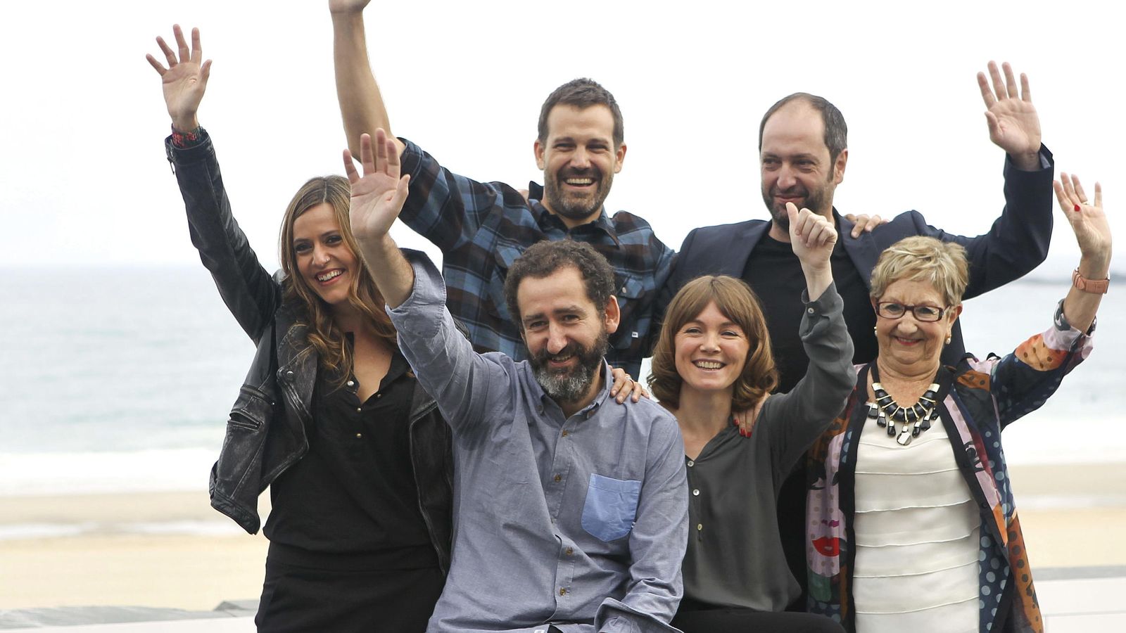 Foto:  Los directores Jon Garaño (2i, sentado) y Jose Mari Goenaga (i, de pie), y los actores Josean Bengoetxea (d, de pie), Nagore Aramburu (2d), Itziar Ituño (i) e Itziar Aizpuru (d), posan en San Sebastián (EFE)