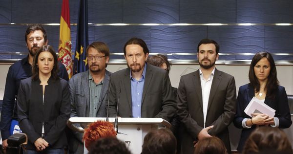 Foto: El líder de Podemos, Pablo Iglesias, junto a los portavoces del grupo confederal Unidos Podemos-En Comù Podem-En Marea, durante el anuncio de la propuesta de moción de censura. (EFE)