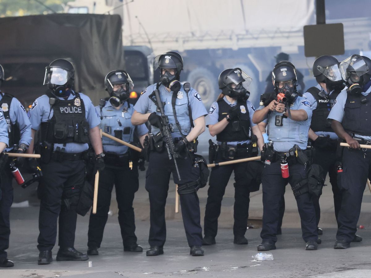 Foto: Agentes del departamento de Policía de Minneapolis durante las protestas (EFE)