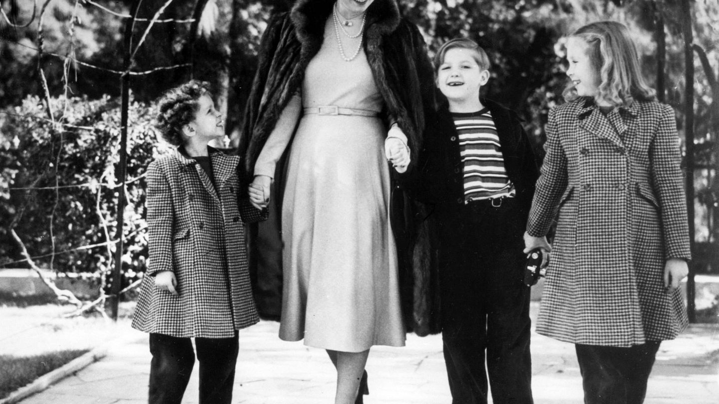La reina Sofía, en 1948 con su madre y hermanos.